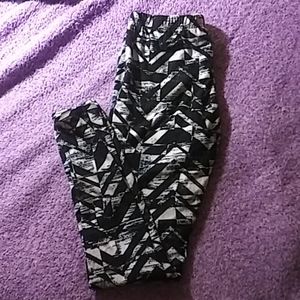 Black and white capri leggings